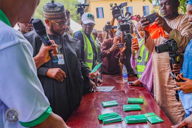 Gwamna Zamfara Ya Raba Katin ATM Ga Mutane 400,000 Da Suka Ci Gajiyar Shirin ‘Cash Transfer’ A Jihar