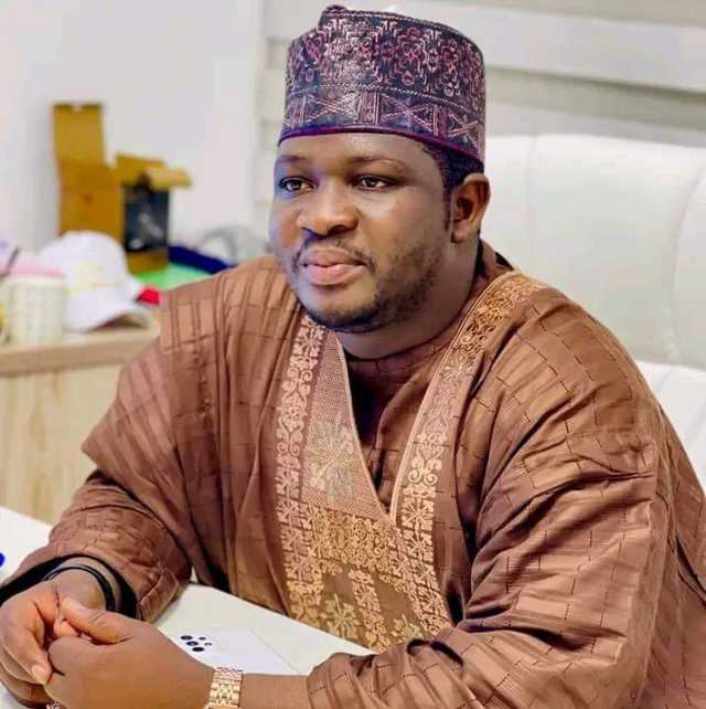 Dalilin Da Ya Sa Ɗan Sanda Ya Gyara Wa Ganduje Igiyar Takalmi – Hadimi