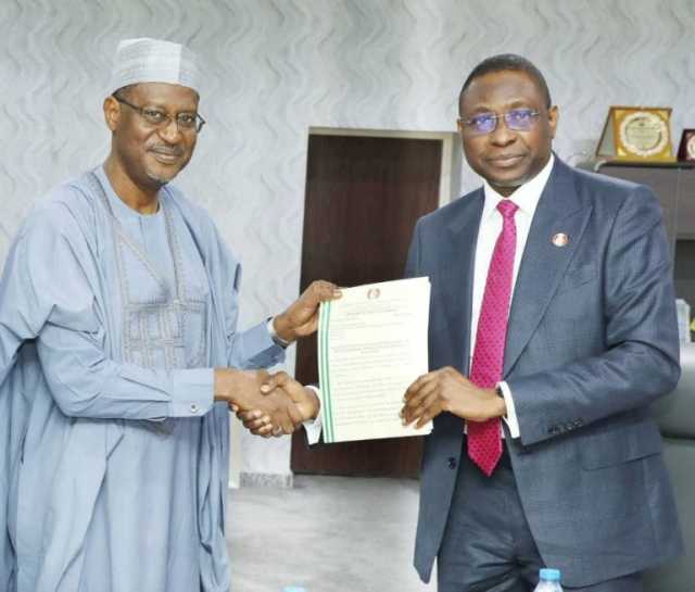 EFCC Ta Miƙa Gidaje 750 Na Emefiele Da Ta Ƙwace Ga Ministan Gidaje