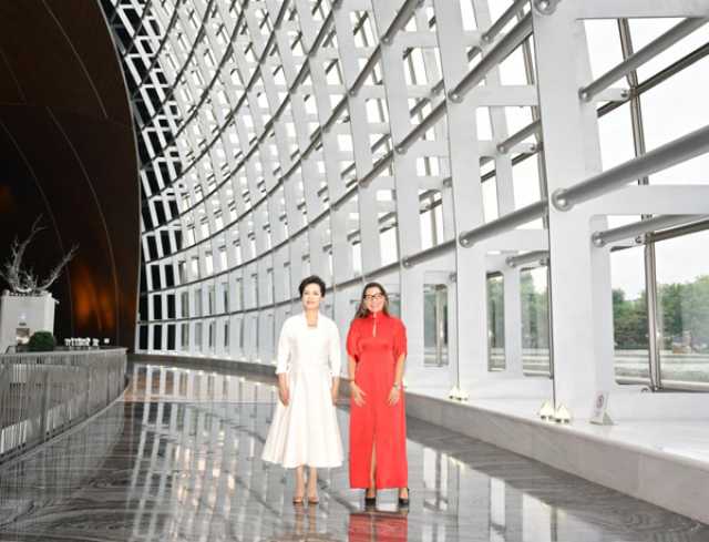 Peng Liyuan Da Uwar Gidan Shugaban Kasar Brazil Sun Ziyarci Babban Zauren Nuna Fasahohin Nishadantarwa Ta Kasar Sin