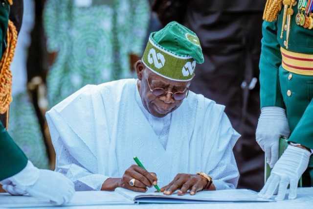 Tinubu Ya Sanya Hannu Kan Dokar Rage Farashin Mai Da Iskar Gas