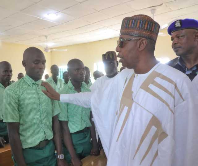 Zulum Ya Ba Da Tallafin ₦300,000 Ga Iyaye, Da Ciyar Da Ɗalibai 90 Kyauta A Borno