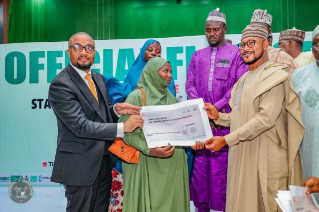 Gwamna Lawal Ya Tallafa Wa Ƙananan ’Yan Kasuwa Da Sama Da Naira Biliyan Ɗaya