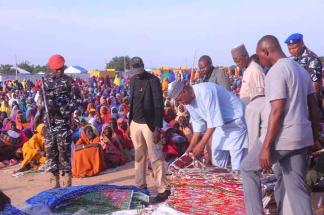 Zulum Ya Rabawa Talakawan Dikwa  Tallafin Kuɗi Da Abinci