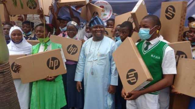 Fiye Da Dalibai 4,200 Suka Amfana Da Tallafin Ilimi Na Sanata Solomon Adeola