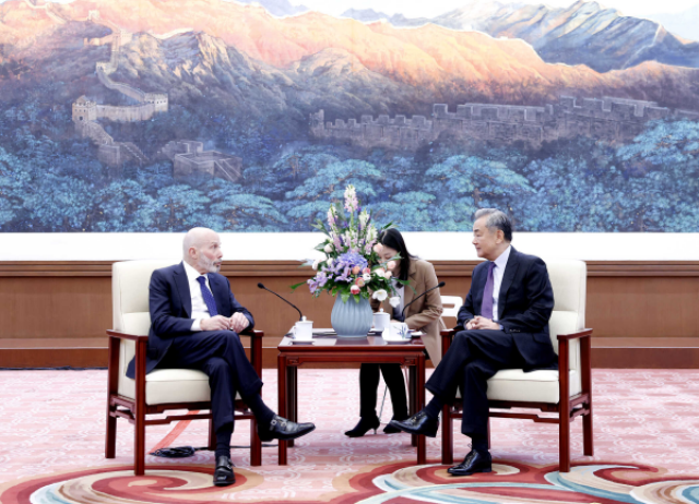 Wang Yi Ya Gana Da Mataimakin Shugaban Kwamitin Kasa Na Amurka Mai Lura Da Alakar Sin Da Amurka