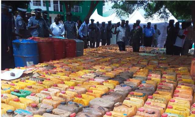 Kwastam Ta Kama Lita 35,000 Na Man Fetur, Tabar Wiwi Da Sauran Kayayyaki A Kebbi