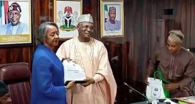 Da Ɗumi-ɗumi: Yakubu Ya Miƙa Ragamar INEC Ga Agbamuche-Mbu A Matsayin Shugabar Riƙo