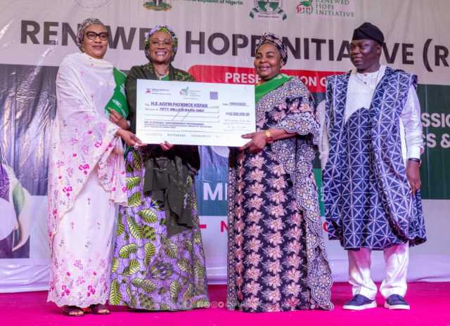 Uwargidan Shugaban Kasa Ta Ba Matan Arewa Ta Gabas Su Dubu Tallafin Naira Miliyan 50