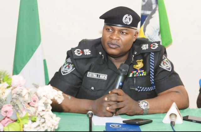 ‘Yan Sanda Sun Kama Wani Kasurgumin Barowon Shanu Da Garkuwa Da Mutane A Kasuwar Shinge