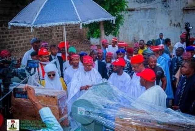 Gwamna Yusuf Ya Kaddamar Rabon Na’urorin Rarraba Lantarki 500