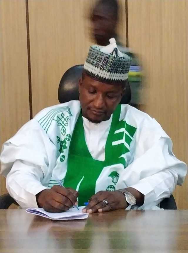 Gwamnatin Jigawa Ta Raba Katin Duba Sakamakon Jarabawa Kyauta Ga Ɗalibai