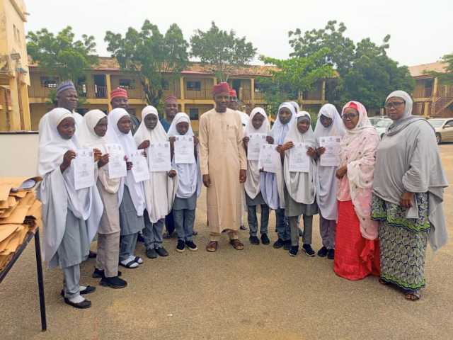 Gwamnatin Kano Ta Rarraba Takardun Guraben Karatu Ga Dalibai
